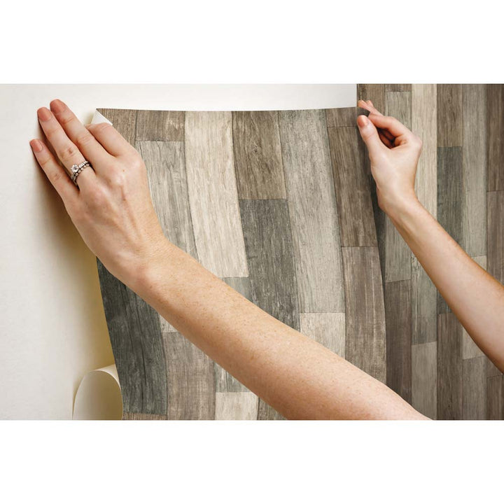 RoomMates - PEEL & STICK Wallpaper - Verwittertes Holz Braun