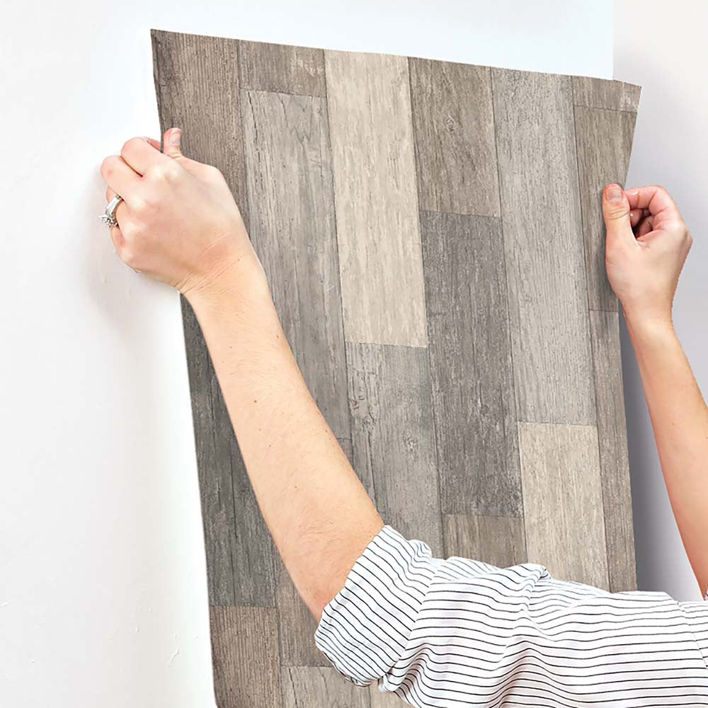 RoomMates - PEEL & STICK Wallpaper - Verwittertes Holz Braun
